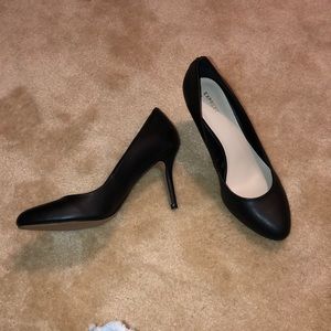 Express black pumps